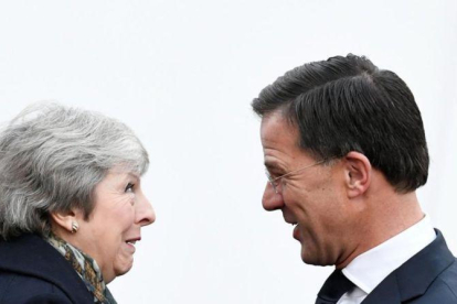 La primera ministra británica, Theresa May, con su homólogo holandés Mark Rutte.-REUTERS