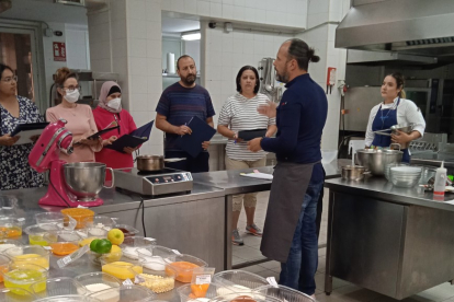 Samper explica sus elaboraciones de pastelería en el curso en Soria. HDS