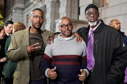 Alfred Chestnut, Andrew Stewart y Ransom Watkins posan tras su liberación, el lunes en Baltimore.-AFP / TODD KIMMELMAN