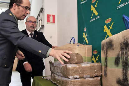 Latorre y Velarde con los 92 kilos de hachís incautados-Mario Tejedor