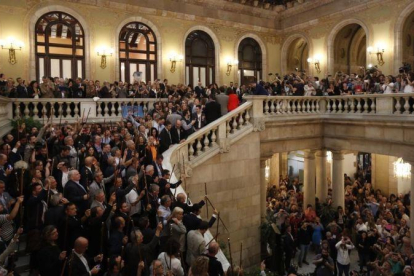 Alcaldes independentistas ocupan las escaleras del Parlament, tras el pleno del pasado 27 de octubre en el que se realizó la declaración unilateral de independencia.-ALBERT BERTRAN