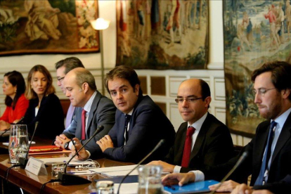 Lasso de la Vega (primero por la derecha) y Bermúdez de Castro (tercero), en la reunión de la comisión de secretarios y subsecretarios de Estado el 28 de octubre del 2017, cuando se publicaron en el BOE las medidas del 155-EL PERIÓDICO