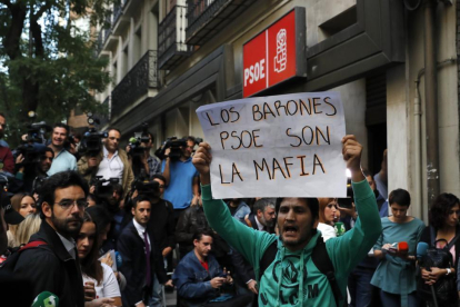"Los barones PSOE son la mafia", la pancarta que portaba el activista Lagarder Danciu-EFE / CHEMA MOYA