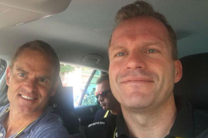 El director del Trek, Steven de Jongh, junto a Frank de Boer durante una visita del exfutbolista  en el pasado Tour de Francia-TWITTER