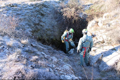 Rescate de los restos humanos por parte de profesionales en la sima de Arbujuelo. HDS