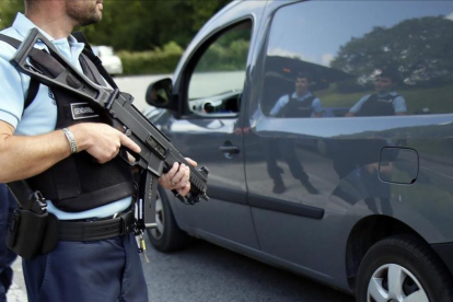 Policía franceses en un control en Dantcharia, en el sudoeste de Francia, el 19 de agosto.-AP / BOB EDME