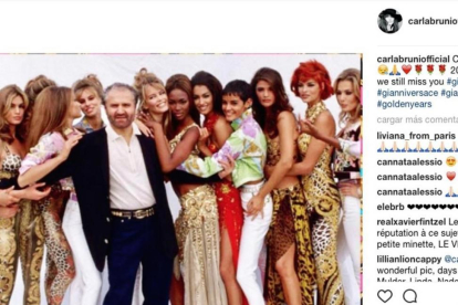 Carla Bruni comparte esta imagen en su cuenta de Instagram en homenaje a Gianni Versace.-PERIODICO (INSTAGRAM)