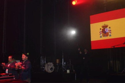 Concierto animado por El Pulpo en las fiestas de Boadilla del Monte, con la bandera de España al fondo.-AYUNTAMIENTO DE BOADILLA