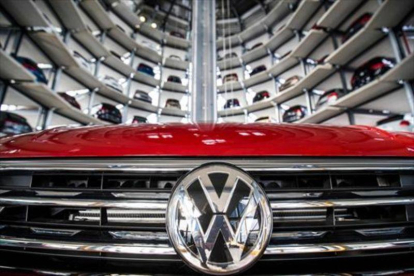 Almacén de coches en la sede de Volkswagen en Wolfsburgo.-ODD ANDERSEN (AFP)