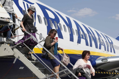 Unos pasajeros desembarcan de un vuelo de Ryanair.-GLEB GARANICH
