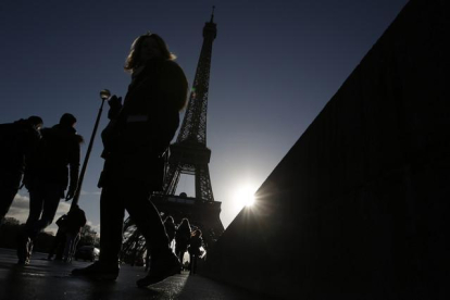 Gente paseando cerca de la Torre Eiffel, el pasado sábado, en París.-Laurent Cipriani / AP