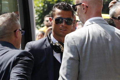Cristiano Ronaldo, a la llegada del Madrid, este viernes, a Milán.-AP / ANTONIO CALANNI