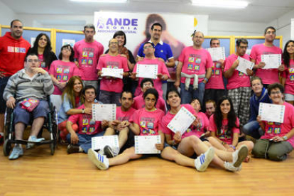 Los participantes del VI Campamento Urbano de ANDE posaron así de felices tras la entrega de diplomas en la sede de la asociación . / ÁLVARO MARTÍNEZ-