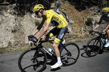 Chris Froome, delante de Mikel Landa, durante la 15ª etapa del Tour de Francia.-AFP / LIONEL BONAVENTURE