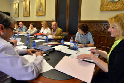 Imagen de la reunión de ayer en la Diputación provincial entre el equipo de gobierno y los sindicatos.  / ÁLVARO MARTÍNEZ-
