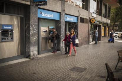 Oficinas de Banc Sabadell y CaixaBank.-CARLOS MONTAÑÉS