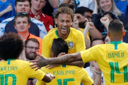 Willian, Paulinho y Danilo felicitan a Neymar.-REUTERS / ANDREW BOYERS