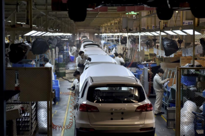 Planta de fabricación de automóviles en la población china de Hangzhou.-AP
