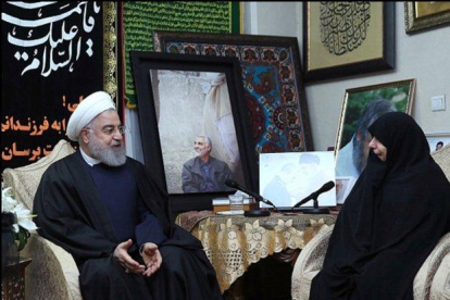 El presidente de Irán, Hasan Rohaní, con la viuda del comandante Soleimani, ante una foto de este, este sábado en Teherán.-