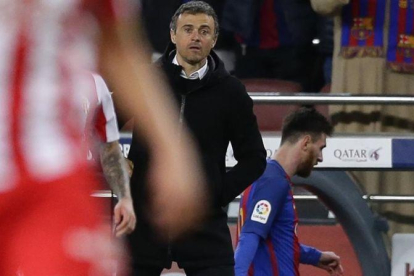 Luis Enrique, con Messi detrás después de ser sustituido, en el partido de este miércoles ante el Sporting.-AP / MANU FERNÁNDEZ