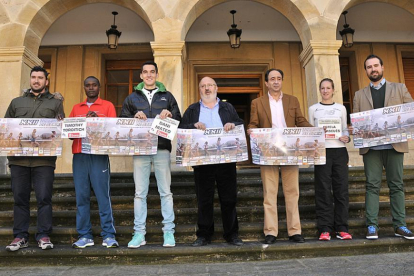 Andrés, Toroitich, Mateo, Martínez, López Represa, Navascués y Hernández con los carteles anunciadores del Campo a Través de Soria.-Valentín Guisande