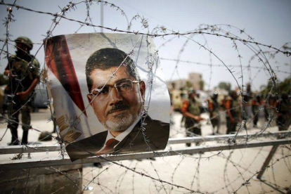 Retrato del derrocado presidente egipcio Mohamed Mursi en el Cairo tomada el 6 de julio del 2013.-Foto: REUTERS / KHALED ABDULLAH