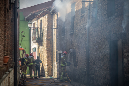 Un incendio calcina cuatro viviendas de una barriada del núcleo urbano de Cabrejas del Pinar, ayer. GONZALO MONTESEGURO