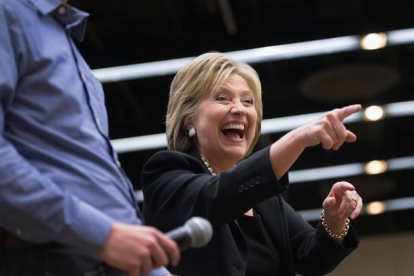 La candidata demócrata Hillary Clinton saluda al público en el segundo debate de los candidatos demócratas.-AFP / SCOTT OLSON