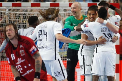 Los jugadores del PSG celebran el pase a la final, en Colonia.-AFP / INA FASSBENDER