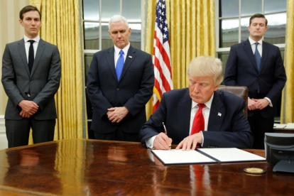 Trump firma sus primeros decretos en la Casa Blanca.-JONATHAN ERNST / REUTERS