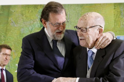 Mariano Rajoy abraza al primer presidente electo de la Xunta de Galicia, Xerardo Fernandez Albor, este sábado en un acto de homenaje por su centenario-LAVANDEIRA JR. (EFE)
