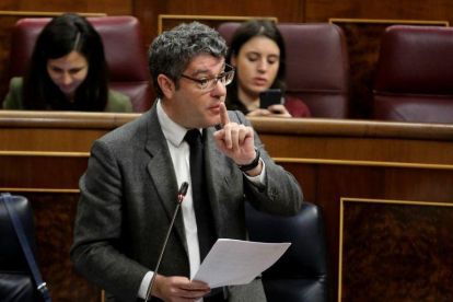 El ministro de Energía, Álvaro Nadal, en una sesión de control del Gobierno en el Congreso de los diputados.-JUAN MANUEL PRATS (EL PERIÓDICO)