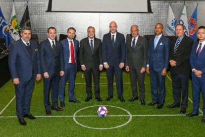 Florentino Pérez, junto a Gianni Infantino y el resto de presidentes de clubs de la nueva WFCA.-