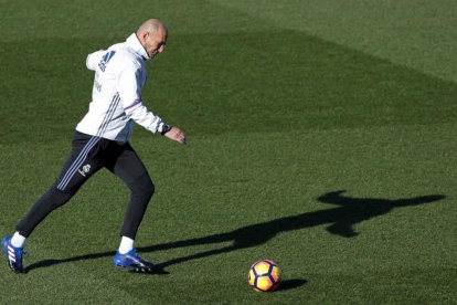 Zinedine Zidane, durante el entrenamiento de este sábado en la ciudad deportiva de Valdebebas.-EFE