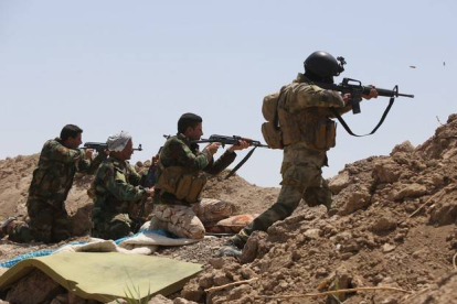 Soldados del ejército iraquí y de las milicias chiíes combaten al Estado Islámico en la provincia de Al Anbar.-Foto: AFP / AHMAD AL-RUBAYE
