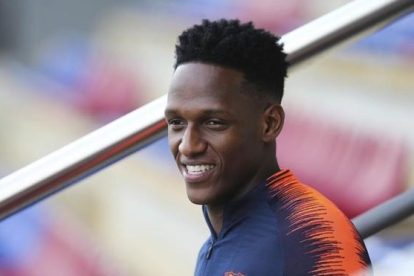 Yerry Mina en un entrenamiento con el Barcelona.-