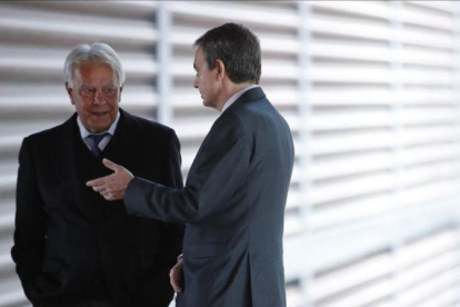 Los expresidentes Felipe González y José Luis Rodríguez Zapatero, el pasado lunes en Madrid.-EFE / JUAN CARLOS HIDALGO