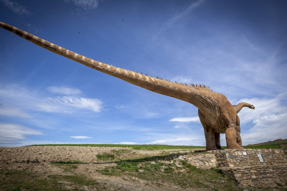 Réplica de un dinosaurio a tamaño natural ubicado en la comarca de Tierras Altas de Soria.-HDS