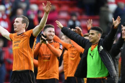 Los jugadores del Wolverhampton celebran el triunfo sobre el Liverpool en Anfield.-PAUL ELLIS