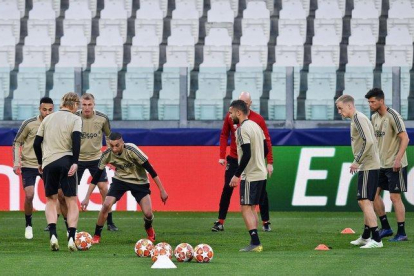 Los jugadores del Ajax, en pleno entrenamiento en Turín.-EPA/ANSA