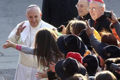 El papa Francisco saluda a una niña, este domingo en Roma.-Foto:   REUTERS / ALESSANDRO BIANCHI