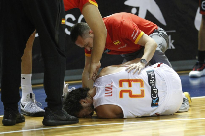 Llull se duele en el suelo después de lesionarse ante Bélgica-CRISTÓBAL GARCÍA (EFE)