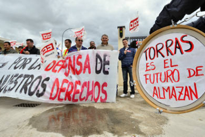 Manifestación a las puertas de la fábrica en la huelga de junio. / ÁLVARO MARTÍNEZ-