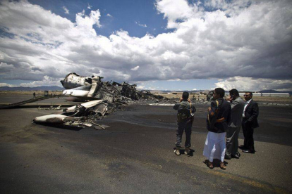 Restos de un avión en el aeropuerto de Sanaa.-Foto: AP / HASNI MOHAMMED