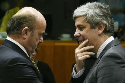 El ministro de Economía español, Luis de Guindos (izquierda) , con el portugués Mario Centeno.-/ JOHN THYS