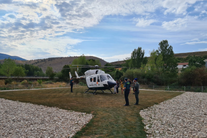 El helicóptero de la Guardia Civil que ha 'estrenado' el helipuerto de Villar del Río. HDS