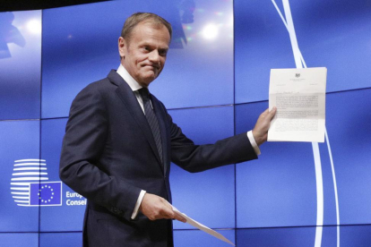 El presidente del Consejo Europeo, Donald Tusk, muestra la carta del Gobierno británico.-OLIVIER MATTHYS
