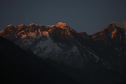 El Everest, con el Lhotse a la derecha.-THASI SHERPA