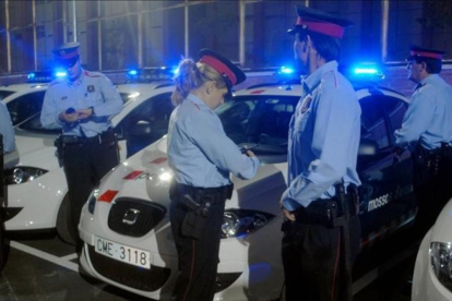 Mossos d'Esquadra de servicio ultimando los preparativos para salir a patrullar.-DIEGO CALDERÓN