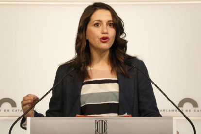 Inés Arrimadas, en una rueda de prensa en el Parlament.-MAR MARTÍ (ACN)